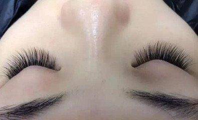 想自己在家嫁接睫毛的宝子可一定要看清胶水哦！假睫毛胶水咱这这款自嫁接超低味不辣眼睛而且可以睁眼的！！！美睫遇水不发白持久牢固美睫推荐自己(图1)